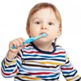 Kleinkind mit elektrischer Zahnbürste