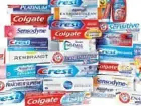 Zahnpasta ohne Fluorid ist bis dato noch selten in der Apotheke oder den Drogerieregalen zu finden.