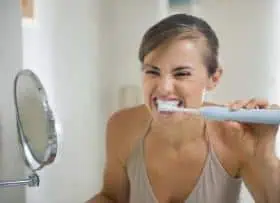 Zähneputzen mit Zahnpasta ohne Sodium Lauryl Sulfat