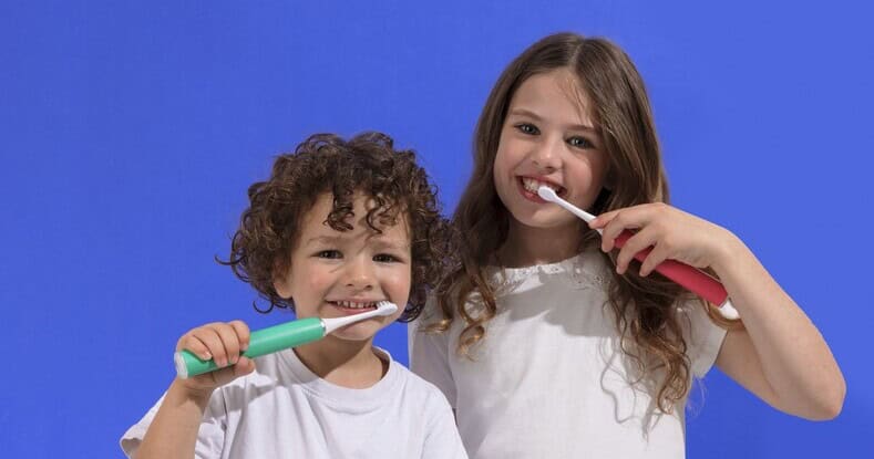 Zwei Kinder putzen mit der My Variations Kids Elektrozahnbürste ihre Zähne.