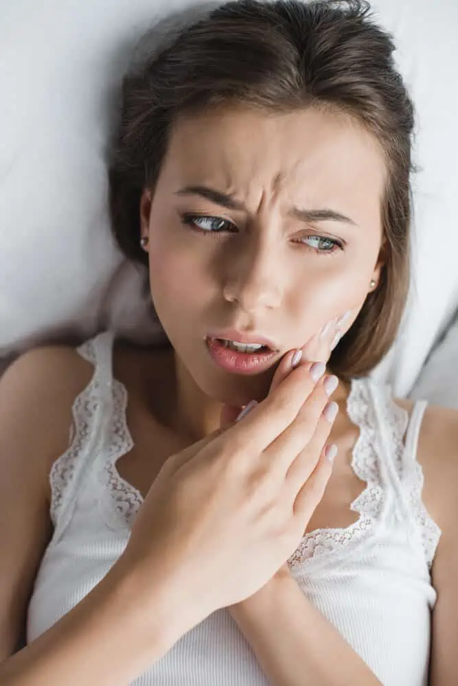 abscess toothache tandpijn aantrekkelijke toothpain attraente denti soffre symptoms stages trovandosi letto terwijl liggen lijden