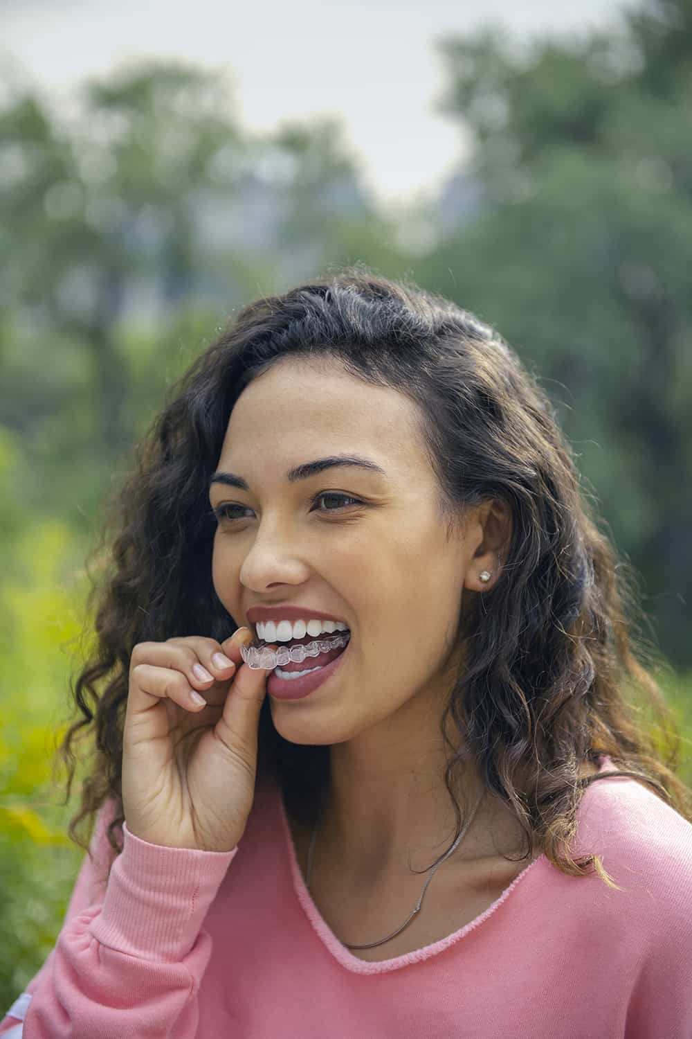 invisalign-vivera-womaninsertingaligners