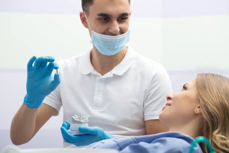 ¿Duele Un Implante Dental? ¿Y Poner Una Corona Dental? Sal De Dudas.