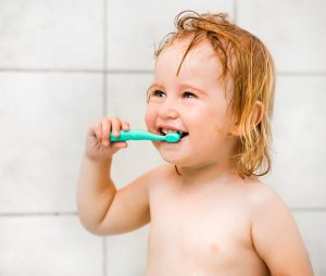 bebe cepillando sus dientes